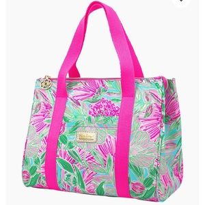 NWT Lilly Pulitzer lunch bag in blue horizon coming in hot